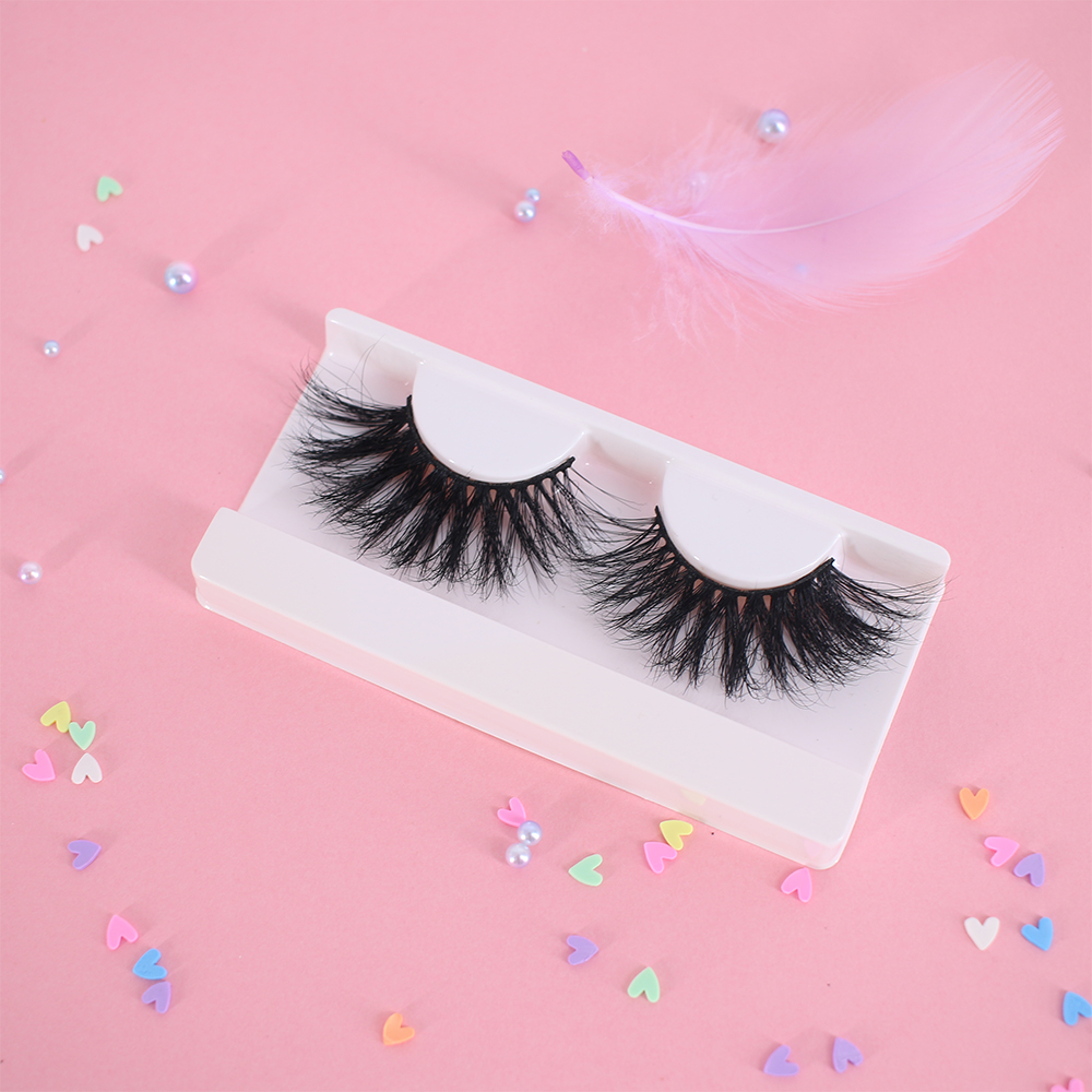 Fluffy-real-mink-lashes-with-custom-eyelash-packaging.jpg