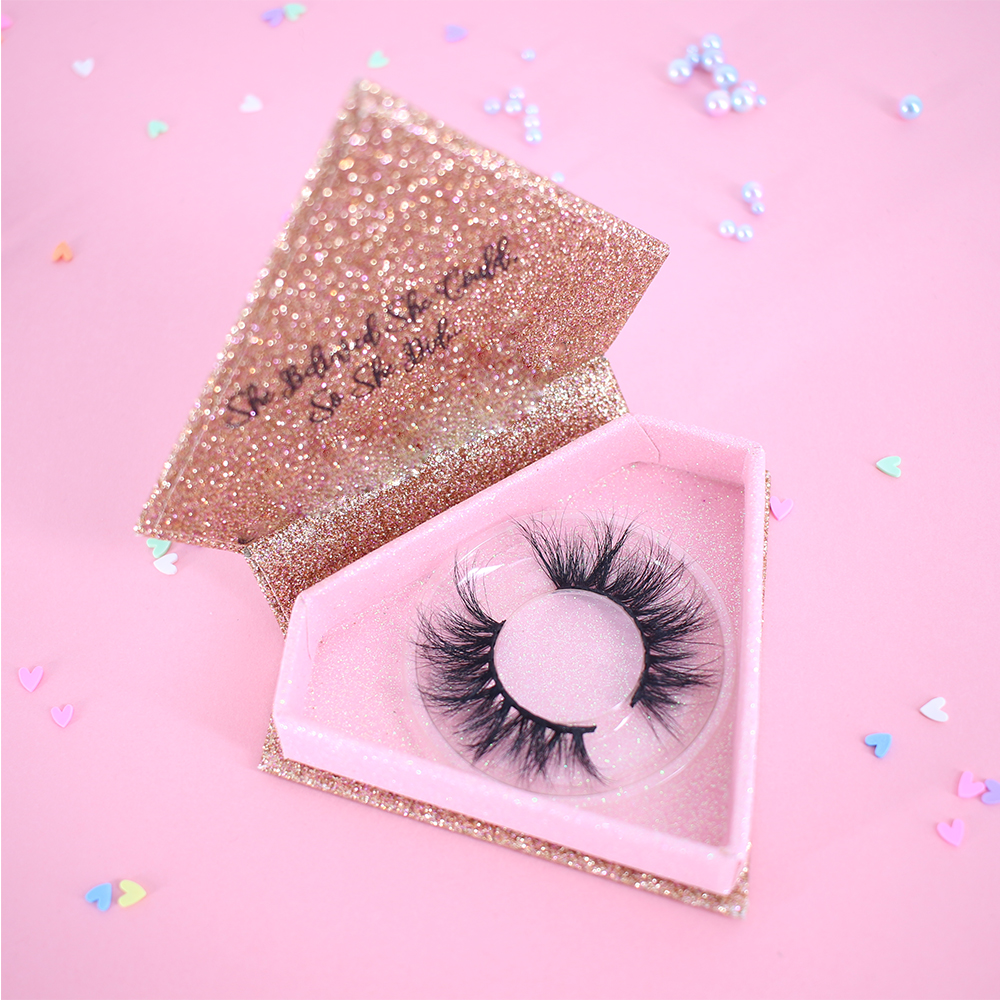 3D-mink-eyelashes-with-custom-eyelash-packaging.jpg