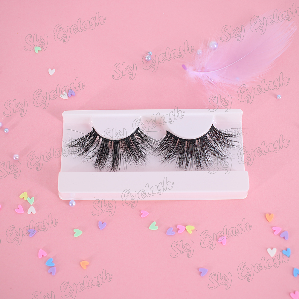 Cruelty-free high quality mink eyelashes with own brand false lashes packaging